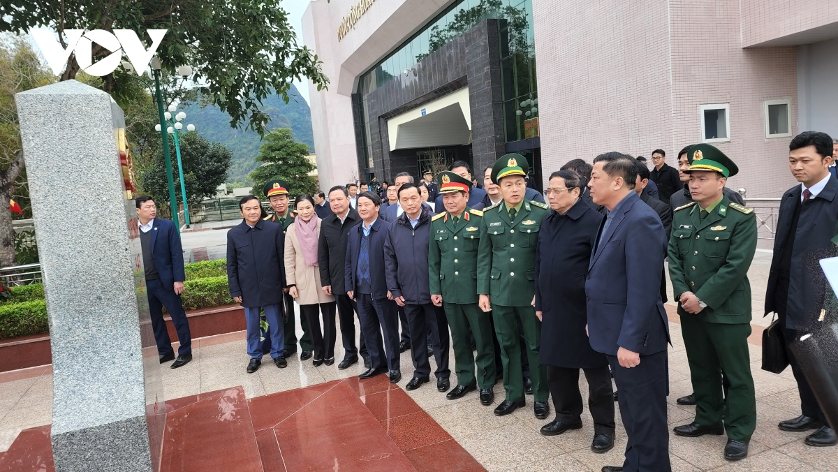 thu tuong pham minh chinh chuc tet dong bao, chien si tinh cao bang hinh anh 3