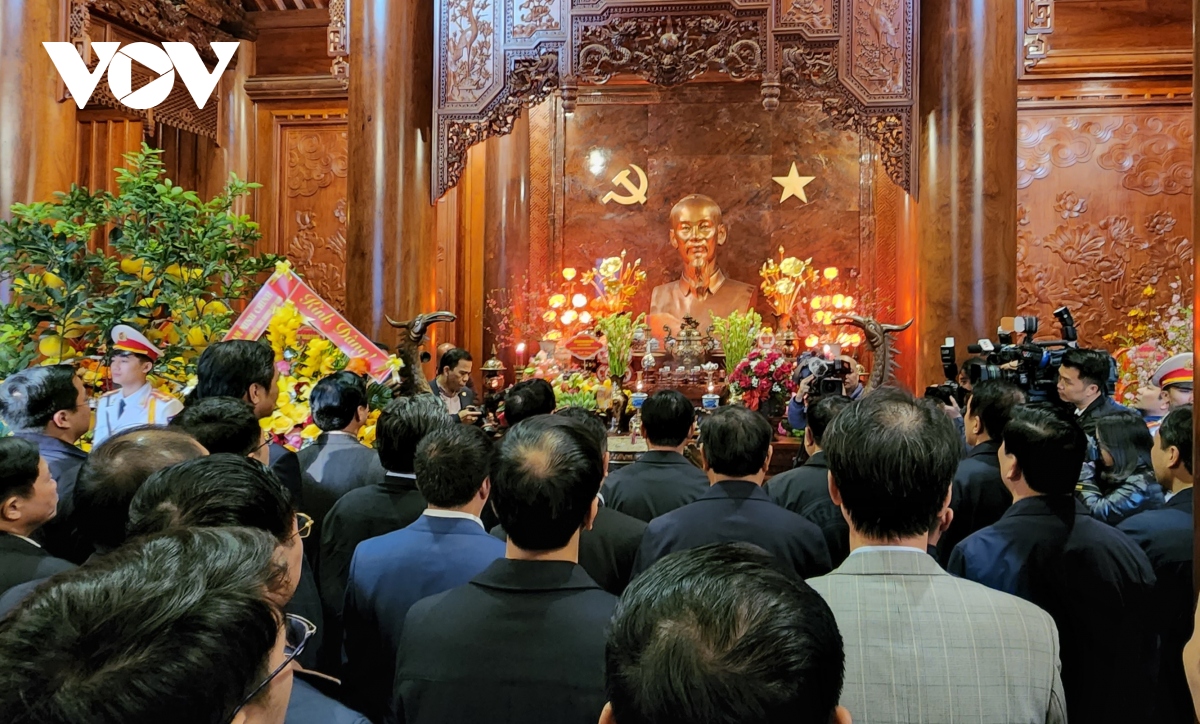 thu tuong pham minh chinh dang huong tuong niem bac ho tai nghe an hinh anh 1
