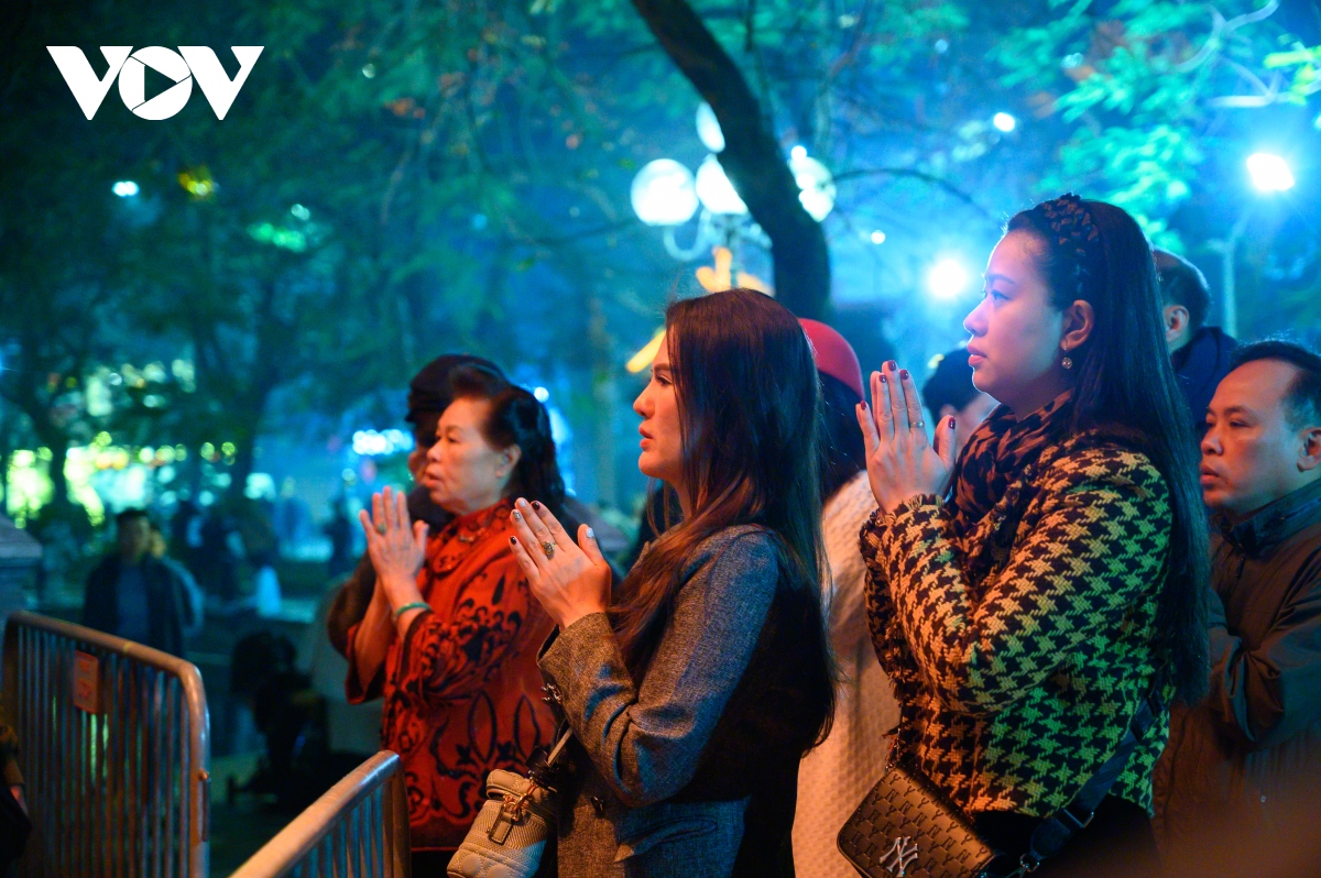 sau giao thua, nguoi ha noi no nuc di le chua cau may hinh anh 2