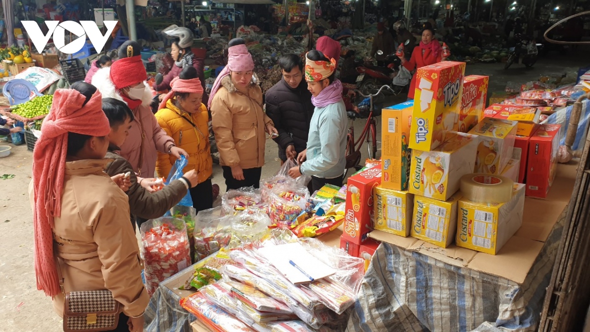 thi truong hang hoa o son la soi dong ngay giap tet hinh anh 3