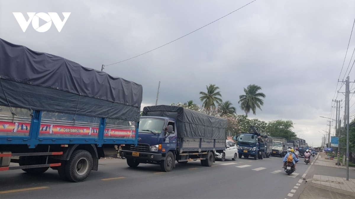 tien giang, ben tre tiep tuc ket xe keo dai khu vuc cau rach mieu hinh anh 4