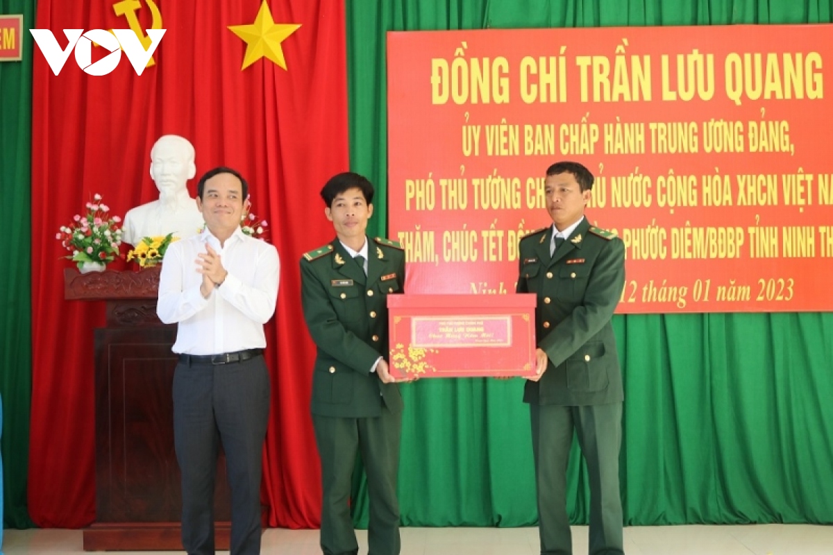 pho thu tuong tran luu quang tham, tang qua tet tai ninh thuan hinh anh 2