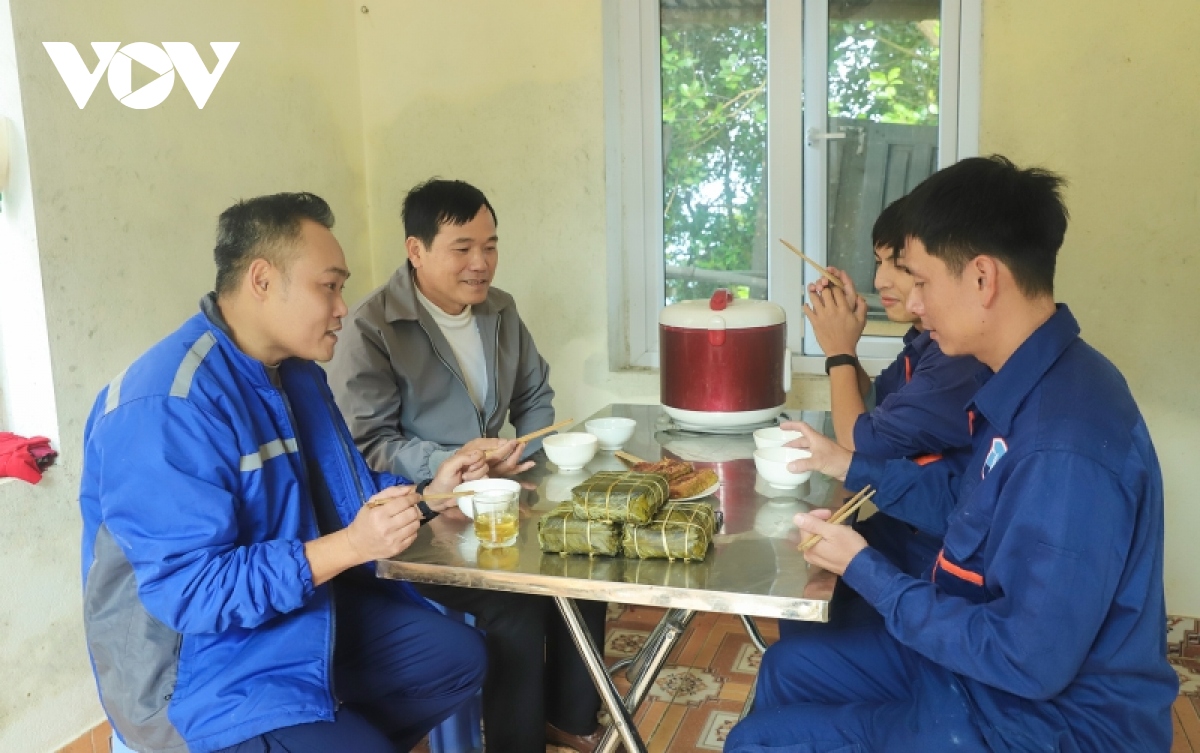 nguoi gac den bien tren dao tien tieu Dong bac hinh anh 3