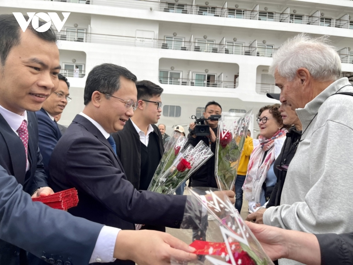 quang ninh don nhung vi khach dau tien xong dat du lich hinh anh 2