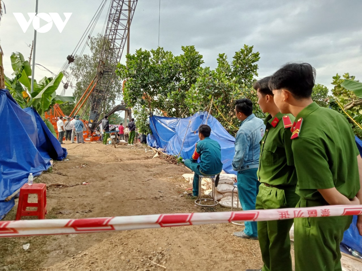 chay dua voi thoi gian de giai cuu be trai 10 tuoi lot xuong tru be tong sau 35m hinh anh 5