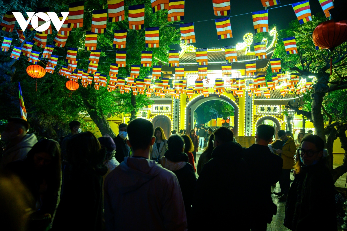 sau giao thua, nguoi ha noi no nuc di le chua cau may hinh anh 6