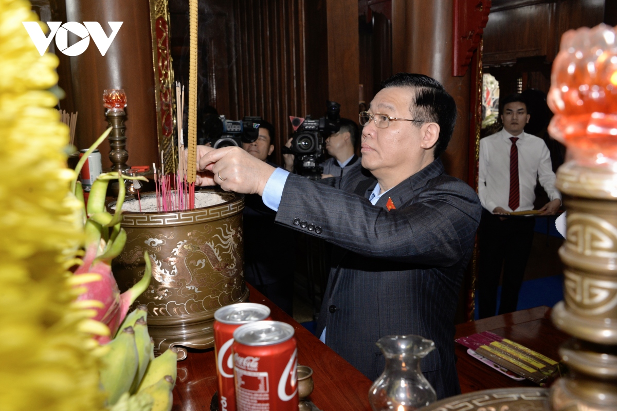 chu tich quoc hoi tang qua gia dinh chinh sach va ngu dan quang binh hinh anh 5