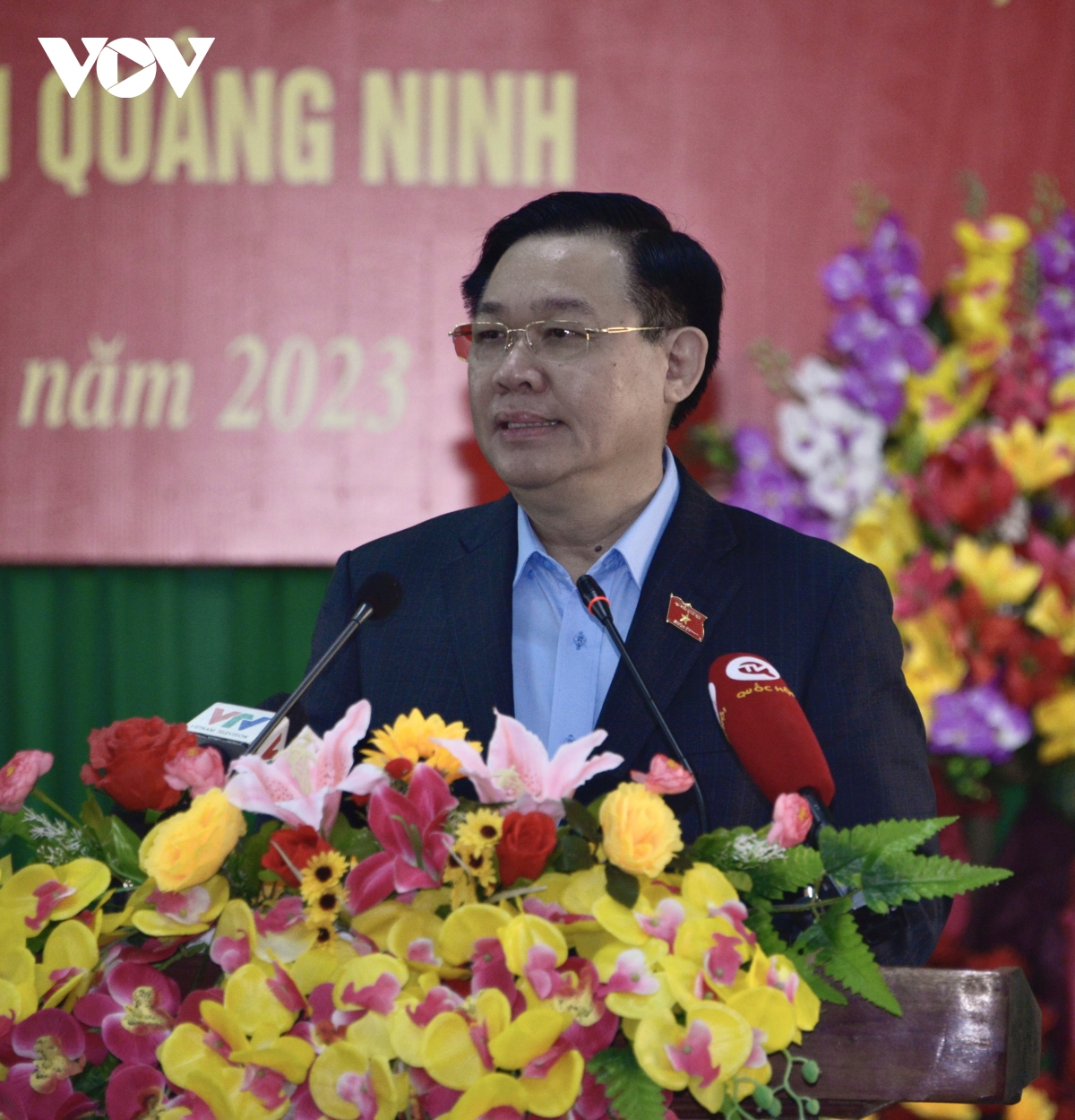 chu tich quoc hoi tang qua gia dinh chinh sach va ngu dan quang binh hinh anh 3