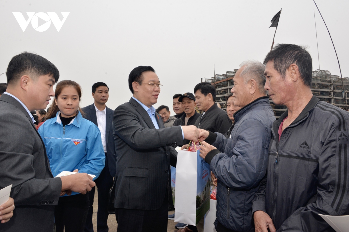 chu tich quoc hoi tang qua gia dinh chinh sach va ngu dan quang binh hinh anh 1