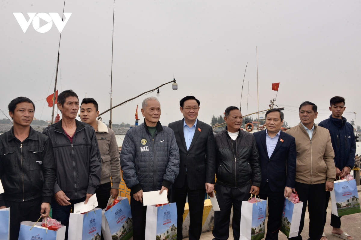 chu tich quoc hoi tang qua gia dinh chinh sach va ngu dan quang binh hinh anh 2