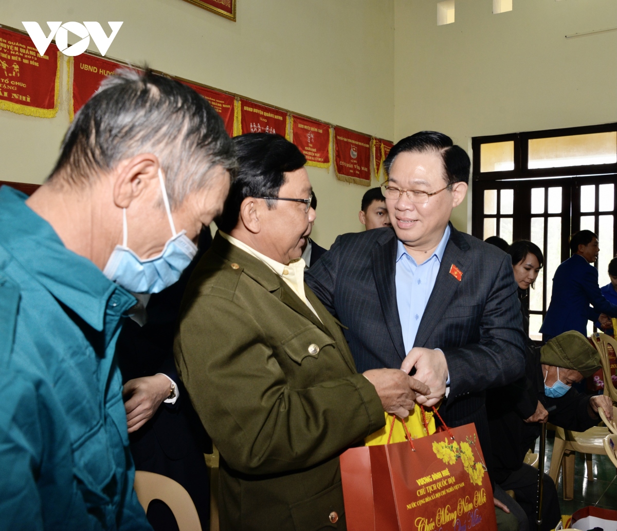 chu tich quoc hoi tang qua gia dinh chinh sach va ngu dan quang binh hinh anh 4