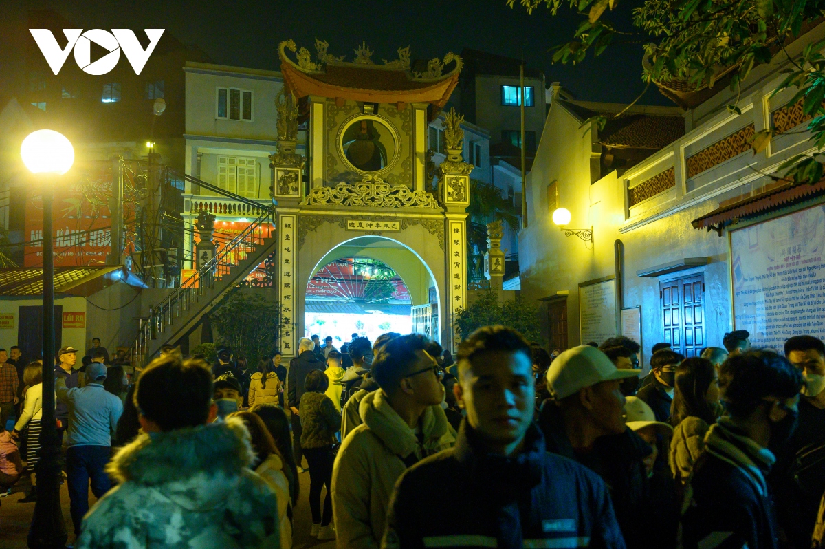 sau giao thua, nguoi ha noi no nuc di le chua cau may hinh anh 9
