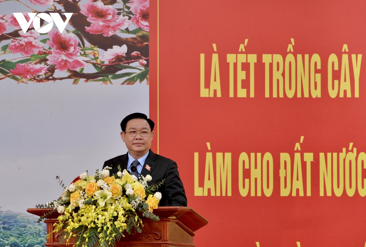 chu tich quoc hoi nguoi trong rung phai song duoc tu rung va giau len tu rung hinh anh 4