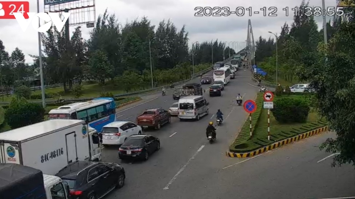 tien giang, ben tre tiep tuc ket xe keo dai khu vuc cau rach mieu hinh anh 1