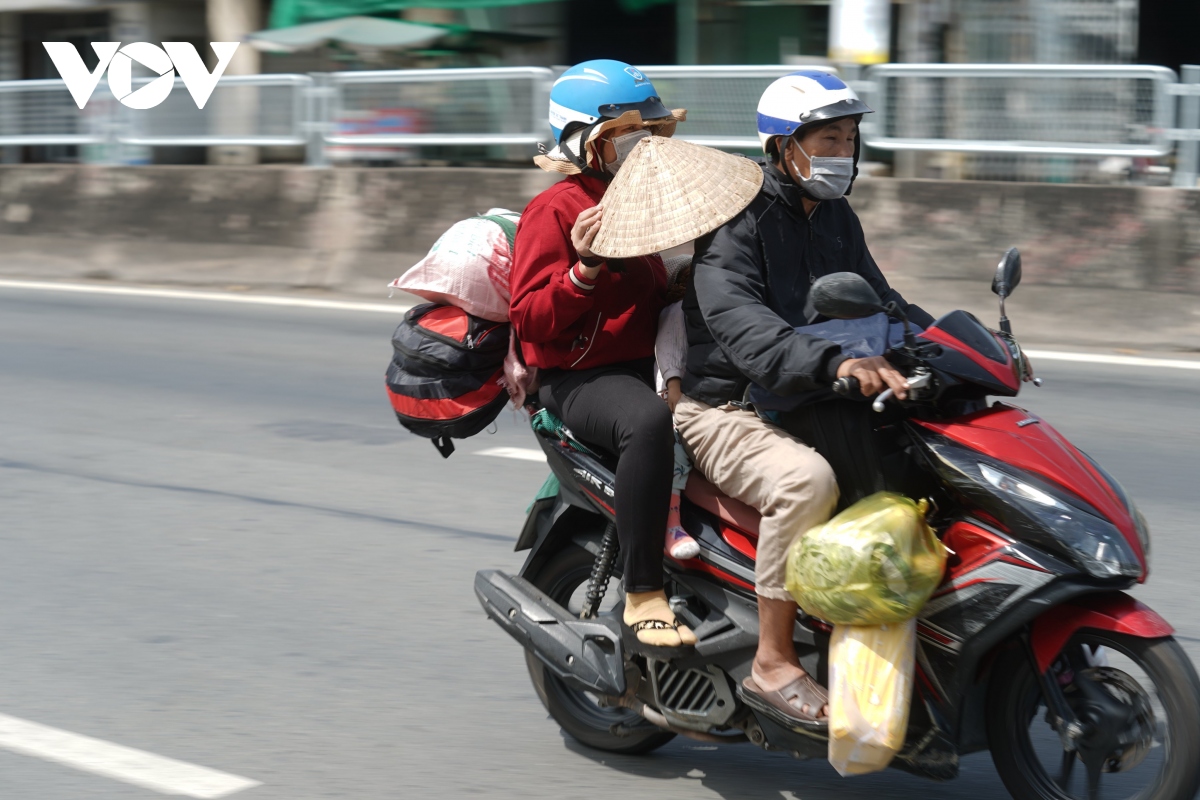 nguoi dan tiep tuc do ve tp.hcm, giao thong khong qua cang thang hinh anh 12