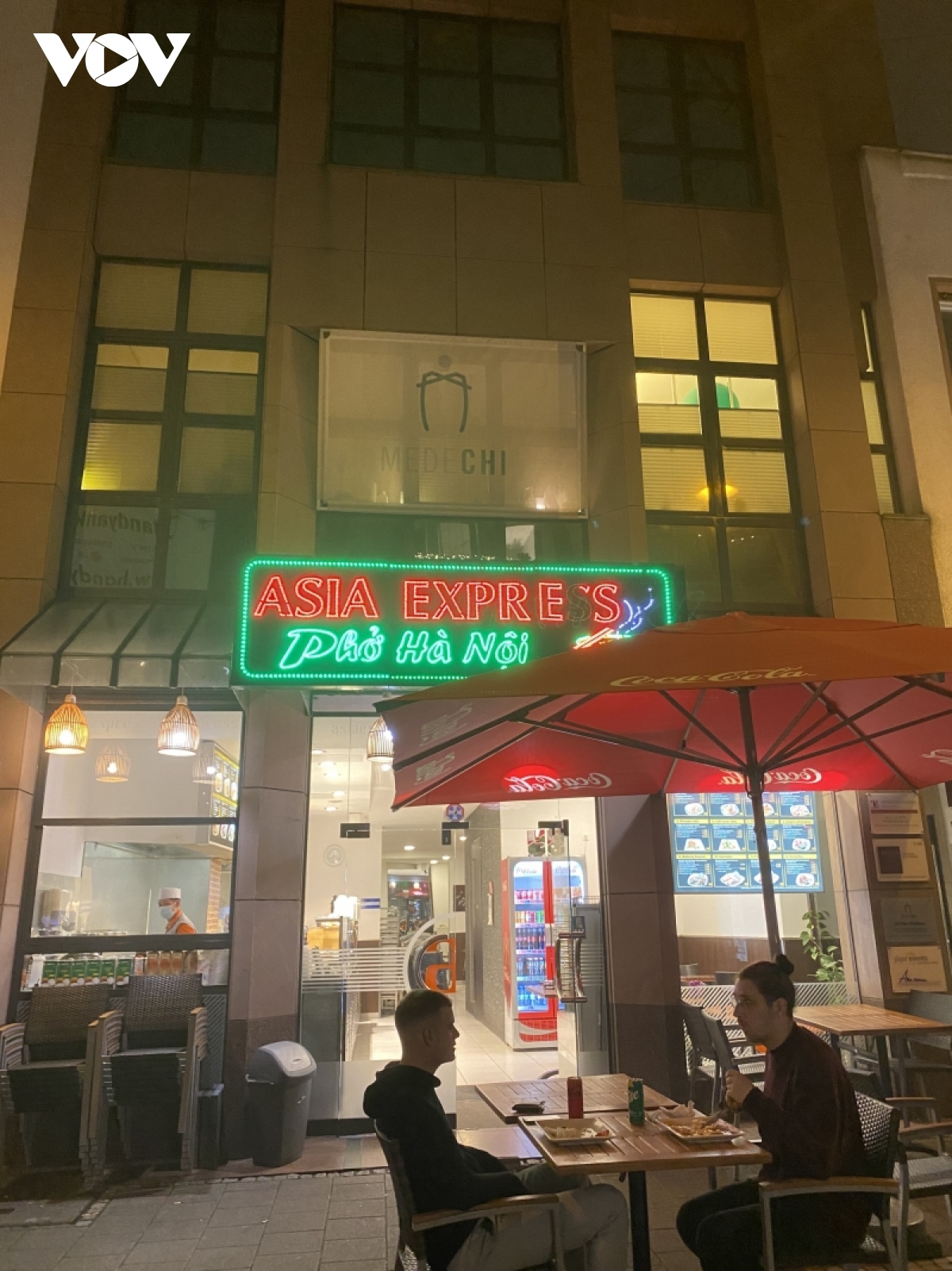 pho- hon viet giua long chau Au hinh anh 2