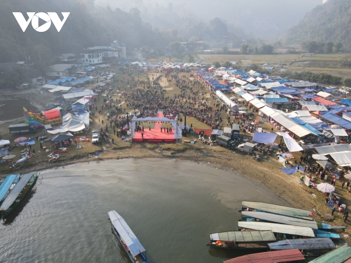 hang van du khach den voi le hoi long tong ba be bac kan hinh anh 1