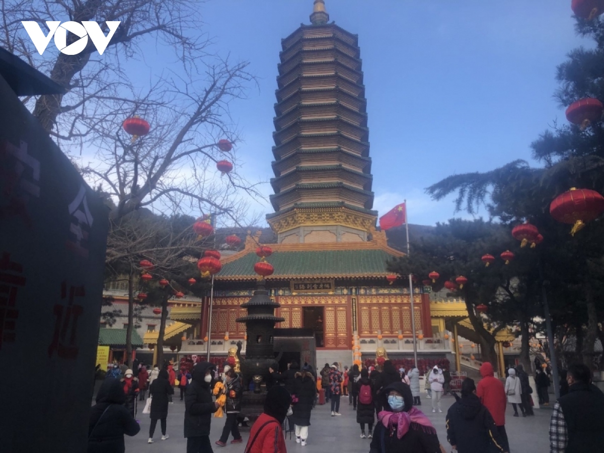 dang huong le chua dau nam moi, net dep van hoa cua nguoi dan thu do bac kinh hinh anh 1
