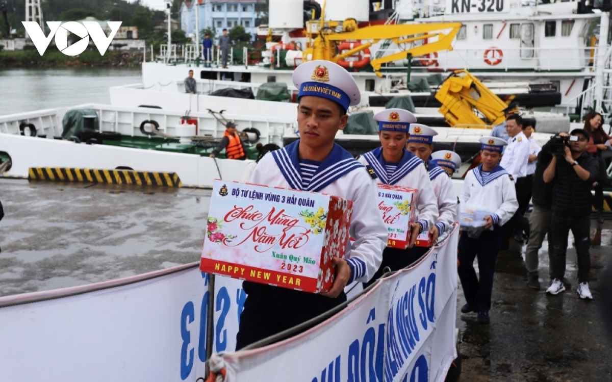 bo tu lenh vung 3 hai quan tham, chuc tet quan va dan cac dao con co, ly son hinh anh 7