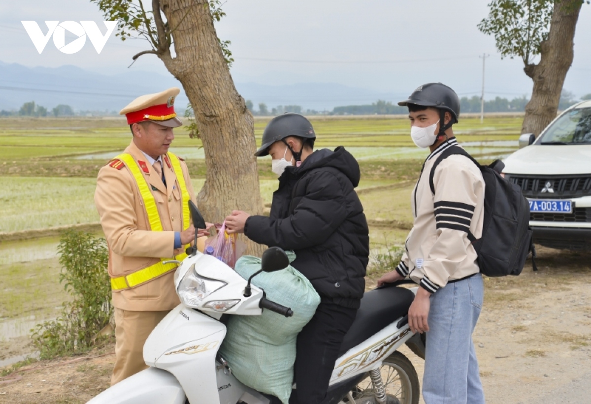 nhung mon qua tet am long tren duong ve doan vien hinh anh 3
