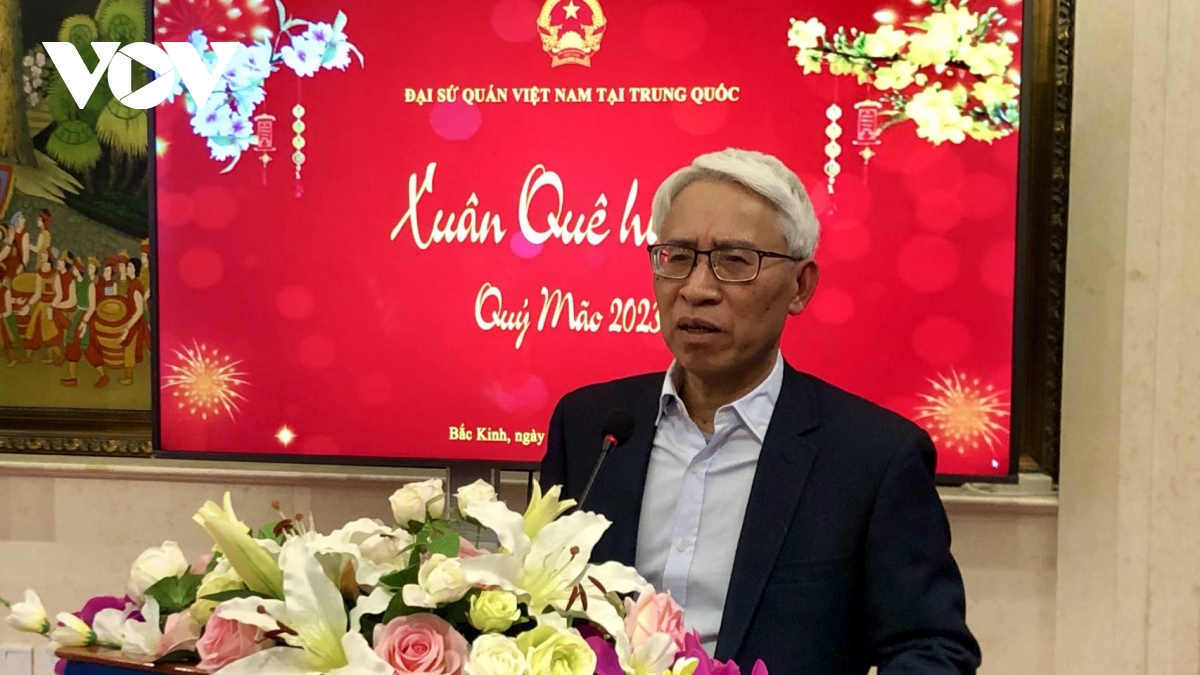 Dai su quan viet nam tai trung quoc gap go kieu bao nhan dip tet nguyen dan hinh anh 1