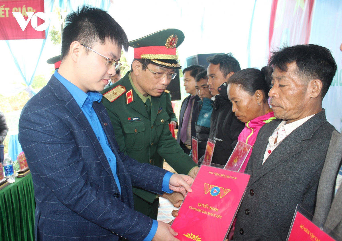 vov phoi hop trao tang 5 nha Dai doan ket tai quang tri hinh anh 1