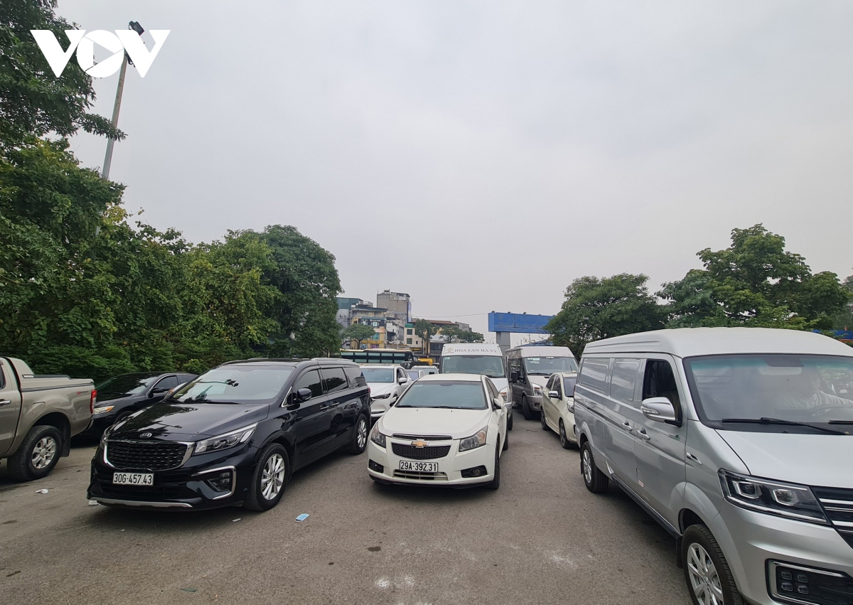 phuong tien un u xep hang dai truoc cac trung tam dang kiem xe co gioi o ha noi hinh anh 7