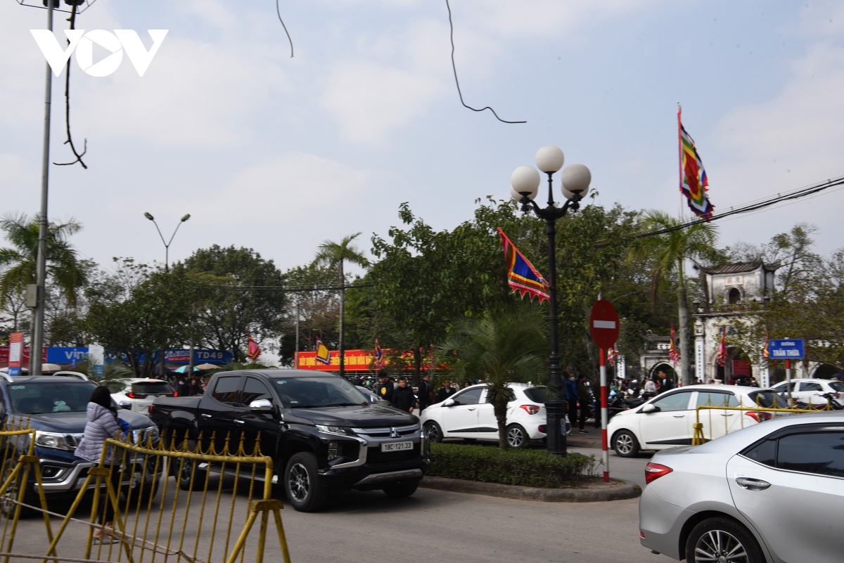 hang nghin nguoi no nuc do ve Den tran du xuan hinh anh 8
