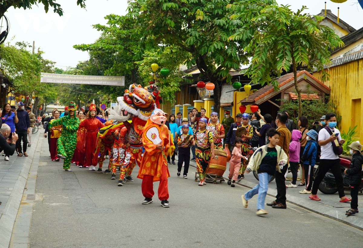 thanh pho hoi an quang nam don doan khach quoc te dau tien nam moi 2023 hinh anh 2