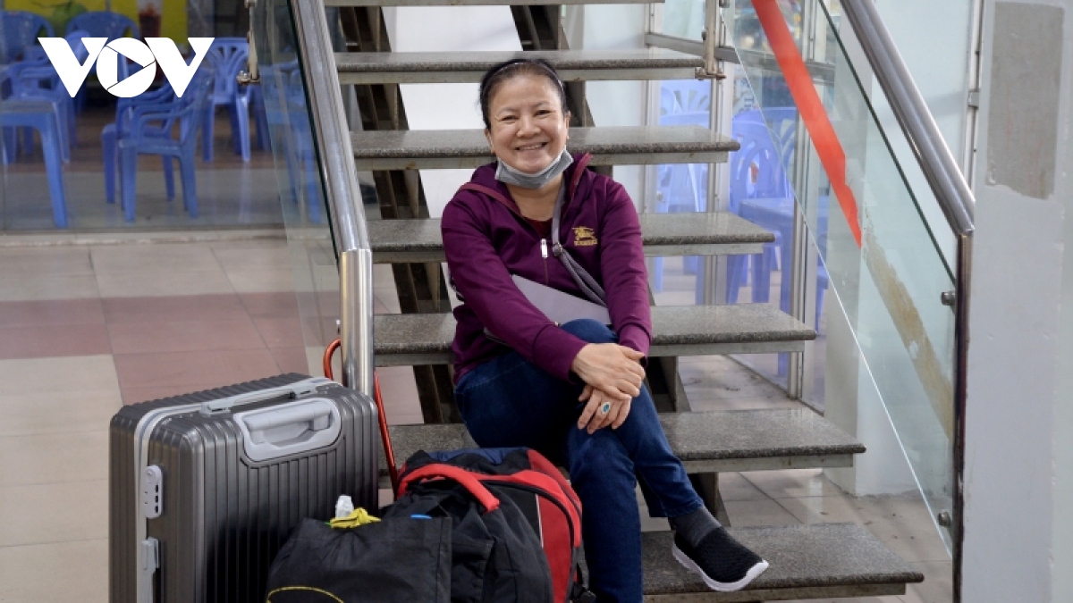 ga sai gon vao cao diem, nhieu hanh khach den truoc gio tau chay hai tieng hinh anh 2