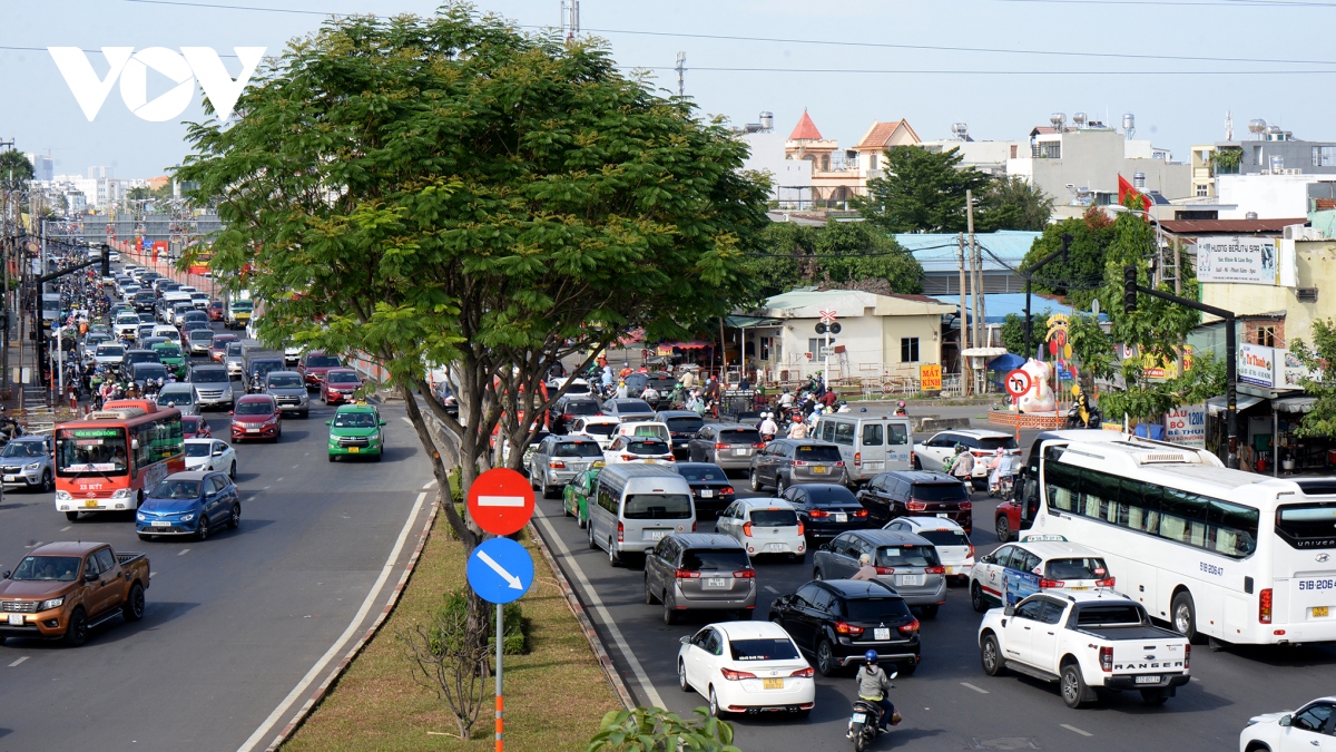 nguoi dan tiep tuc do ve tp.hcm, giao thong khong qua cang thang hinh anh 1