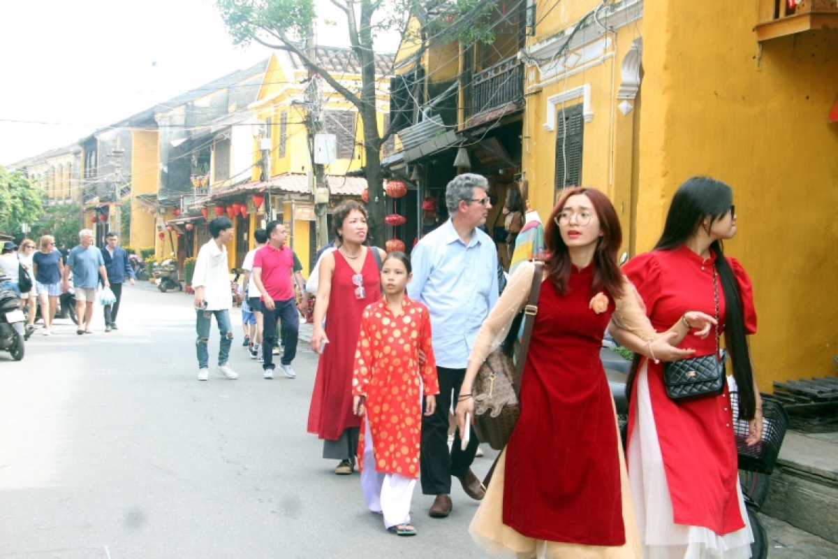 pho co hoi an moi ngay don hon 40.000 luot khach du xuan hinh anh 11