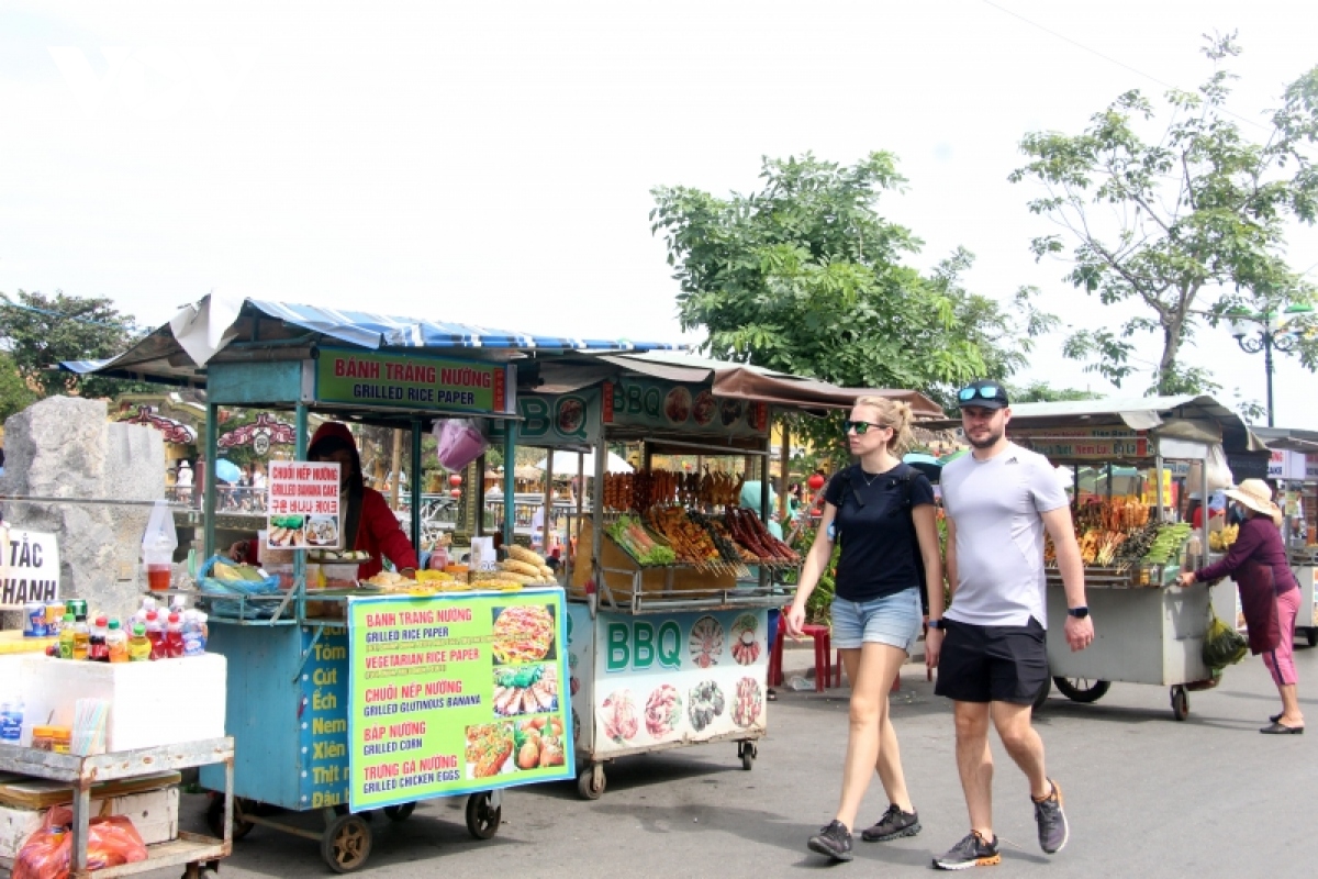 pho co hoi an moi ngay don hon 40.000 luot khach du xuan hinh anh 4