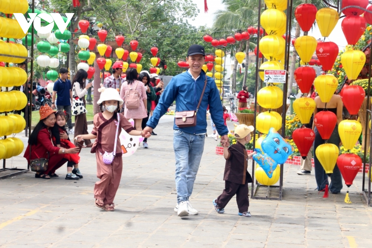 pho co hoi an moi ngay don hon 40.000 luot khach du xuan hinh anh 6
