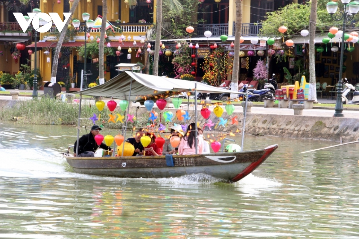 pho co hoi an moi ngay don hon 40.000 luot khach du xuan hinh anh 8