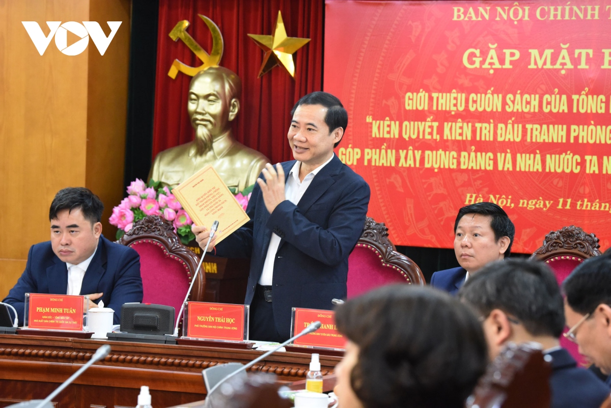 sap ra mat sach cua tong bi thu nguyen phu trong ve phong, chong tham nhung hinh anh 3