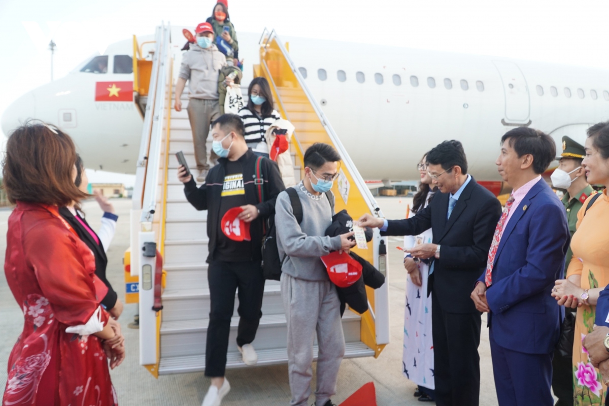 Don du khach trung quoc tro lai, khanh hoa no luc dam bao an toan phong chong dich hinh anh 2