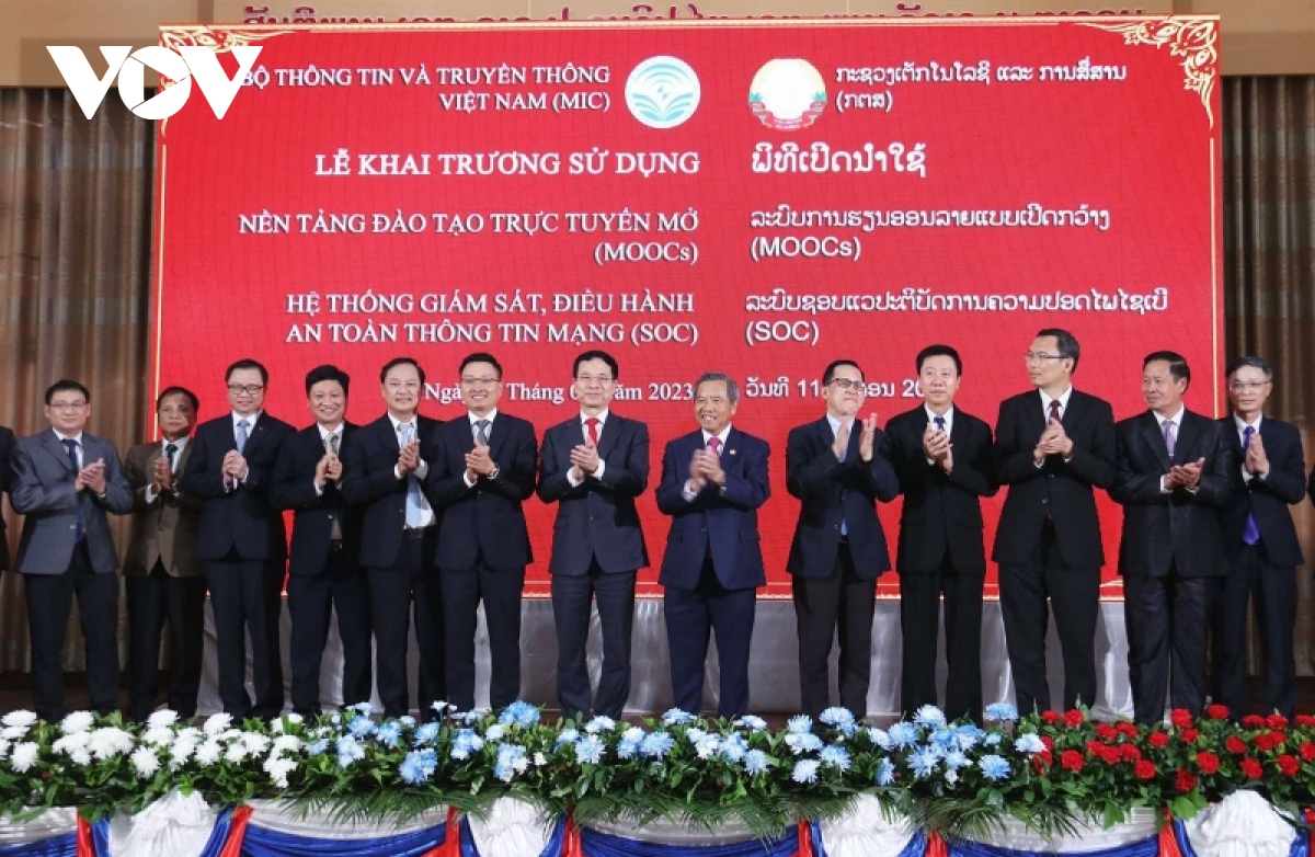 bo thong tin va truyen thong viet nam ban giao hai he thong moocs va soc cho lao hinh anh 2