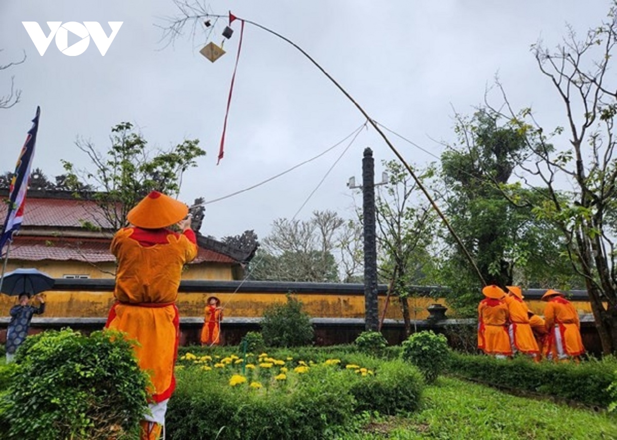 le ha neu va khai an tai khu di san hoang cung hue hinh anh 3