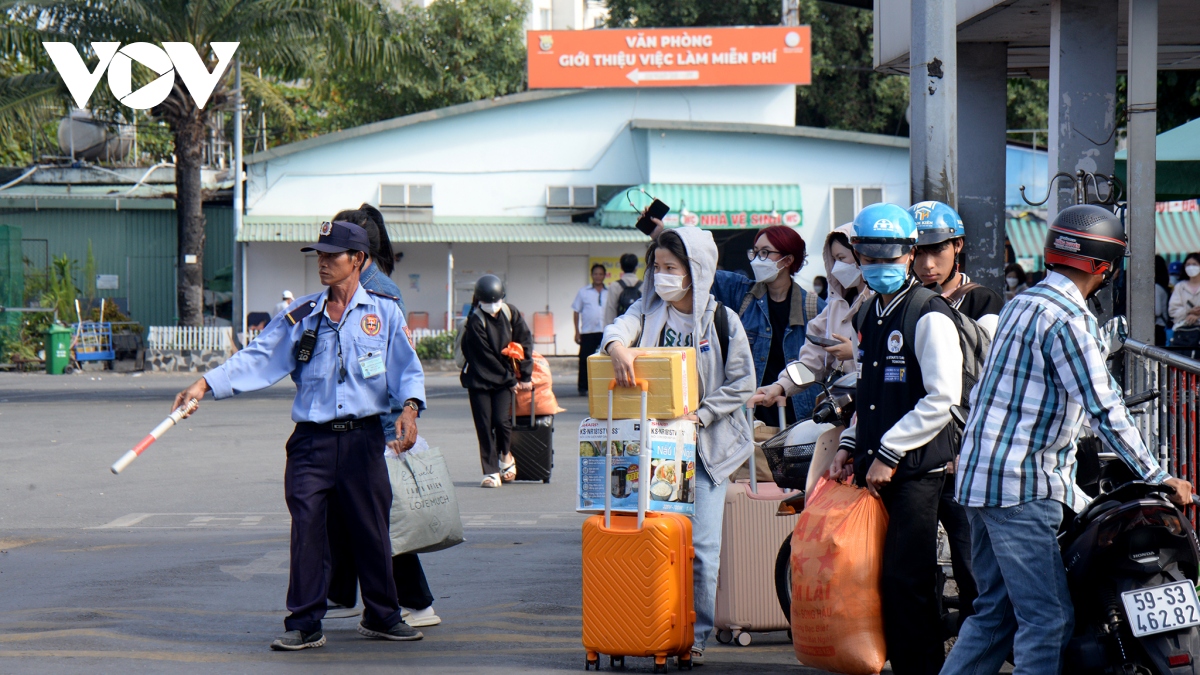 nguoi dan tiep tuc do ve tp.hcm, giao thong khong qua cang thang hinh anh 3