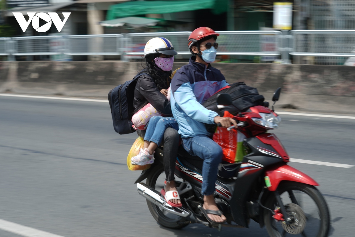 nguoi dan tiep tuc do ve tp.hcm, giao thong khong qua cang thang hinh anh 13