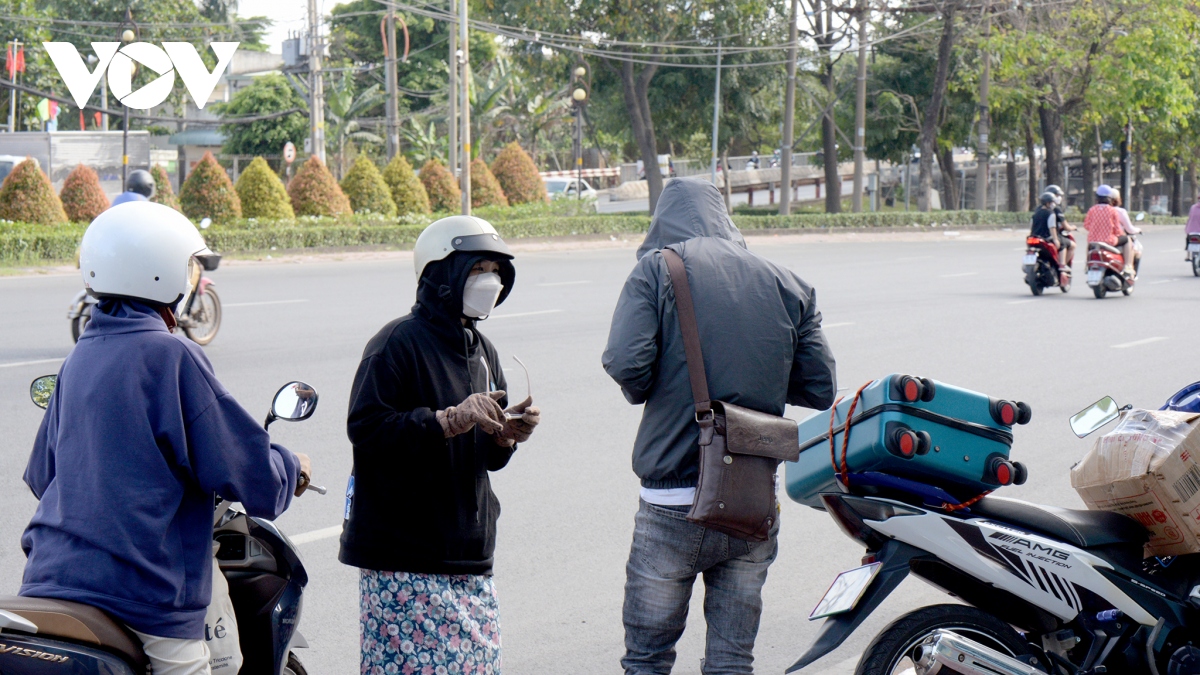 nguoi dan tiep tuc do ve tp.hcm, giao thong khong qua cang thang hinh anh 11