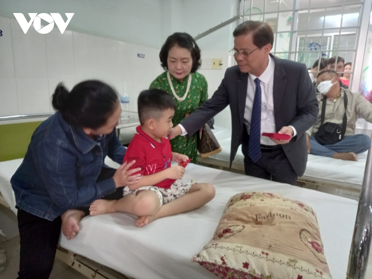 nhieu nguoi lao dong lam viec xuyen tet hinh anh 2