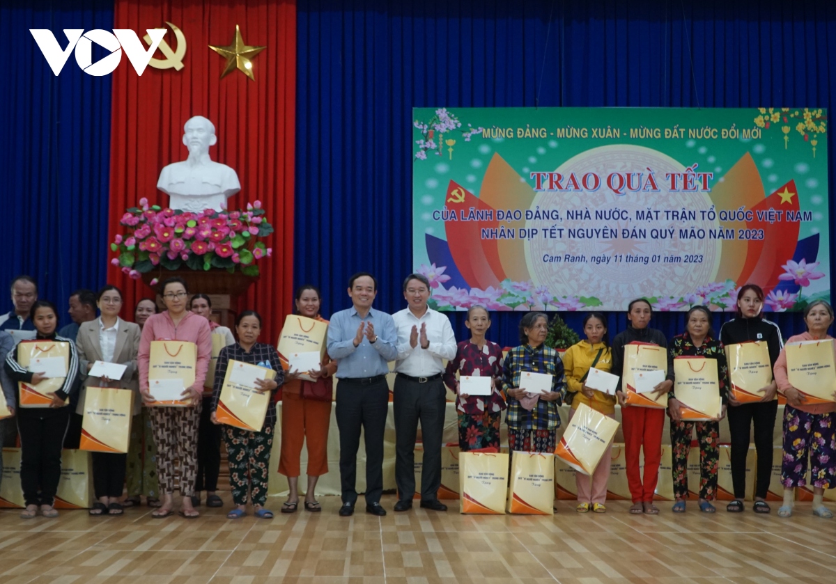 lanh dao Dang, nha nuoc tham, tang qua tet tai cac dia phuong hinh anh 13