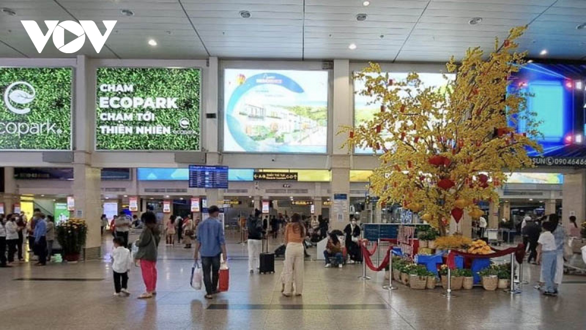 khach qua san bay tan son nhat tang cao nhung khong un tac hinh anh 2