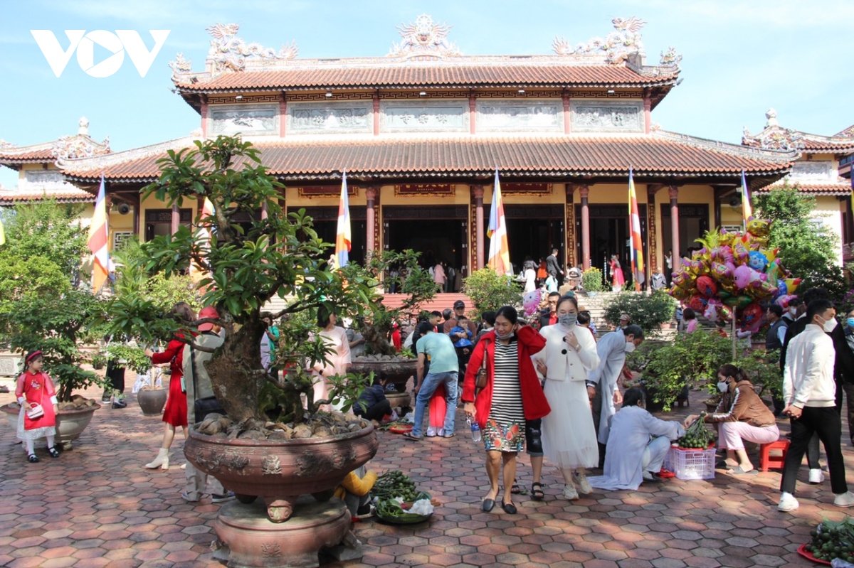 Dau nam, nguoi hue ru nhau di le chua hinh anh 1