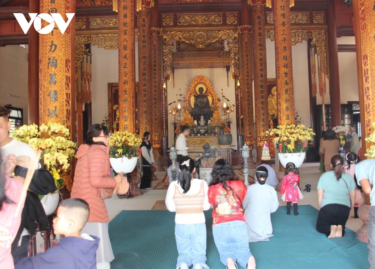 Dau nam, nguoi hue ru nhau di le chua hinh anh 2