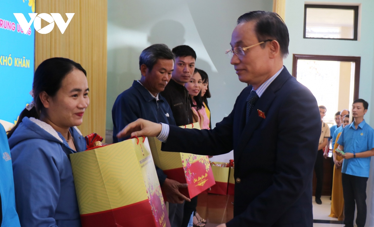 truong ban Doi ngoai tU tham, tang qua cac gia dinh chinh sach tinh thua thien hue hinh anh 2