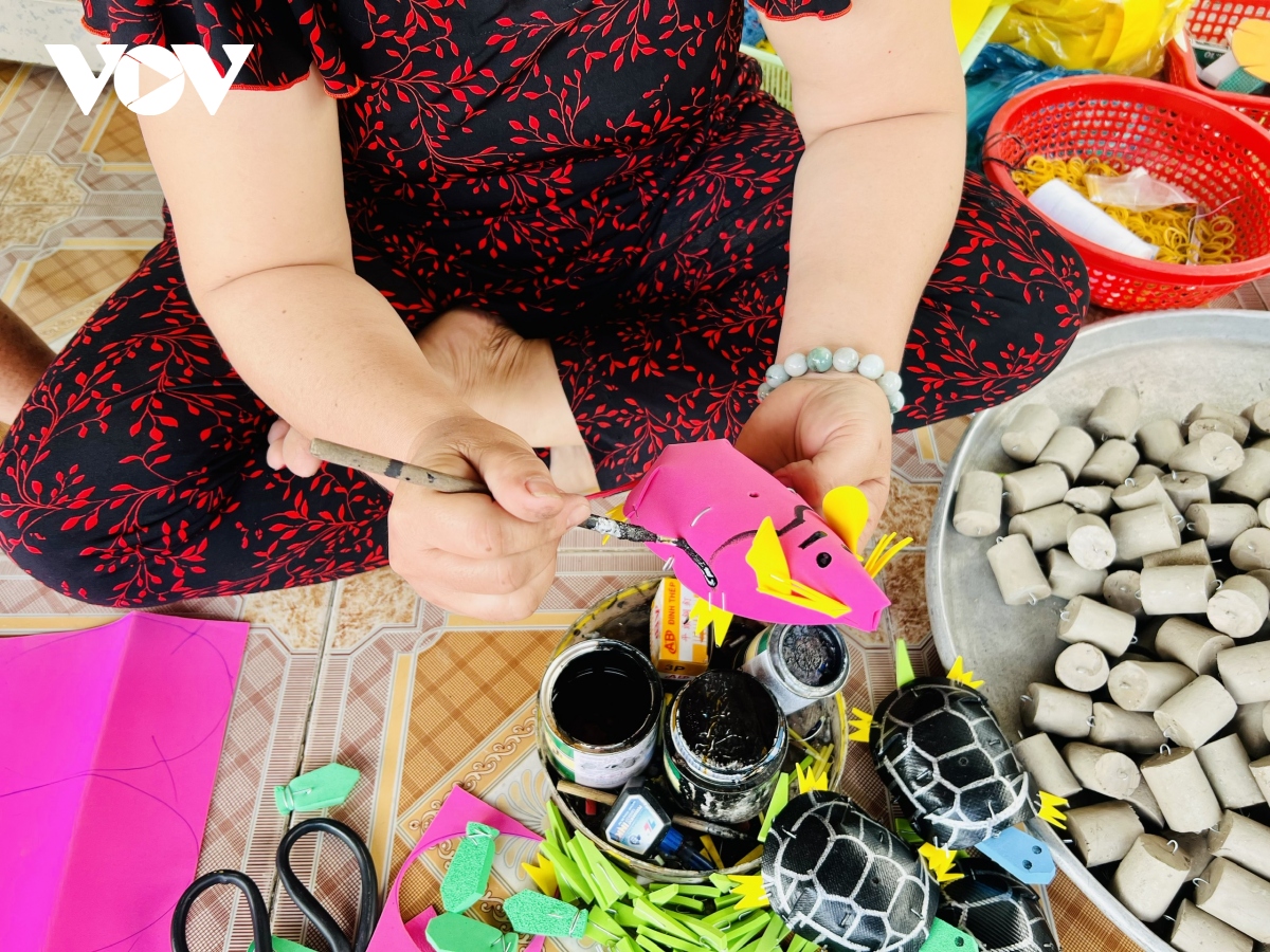 mot net tet xua goi ghem trong do choi dan gian nhieu mau sac hinh anh 1