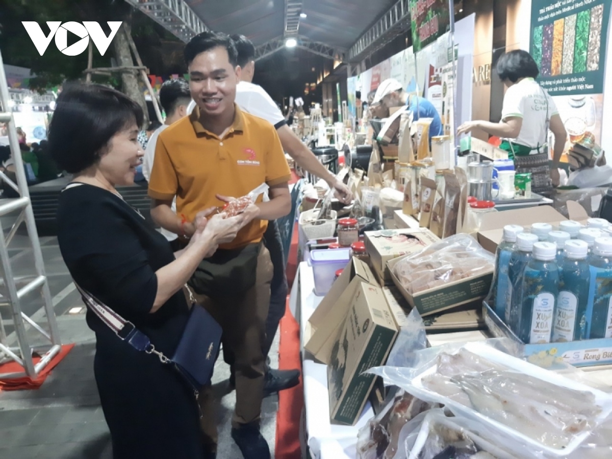 thi truong tet nhieu dac san phong phu nhung suc mua cham hinh anh 2